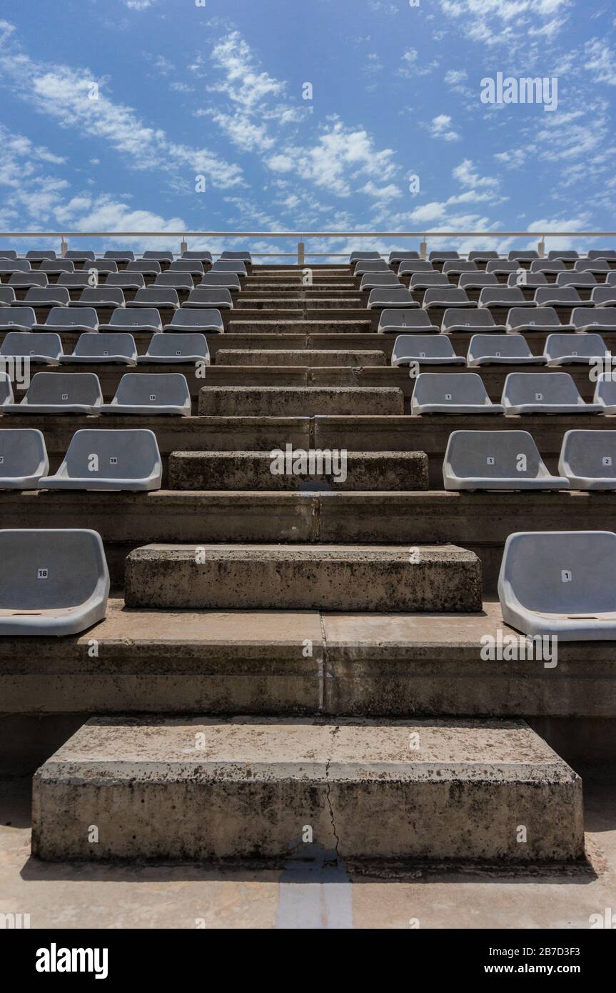 Concetto di eventi. Vuoto grigio si trova allo stadio con cielo blu Foto Stock