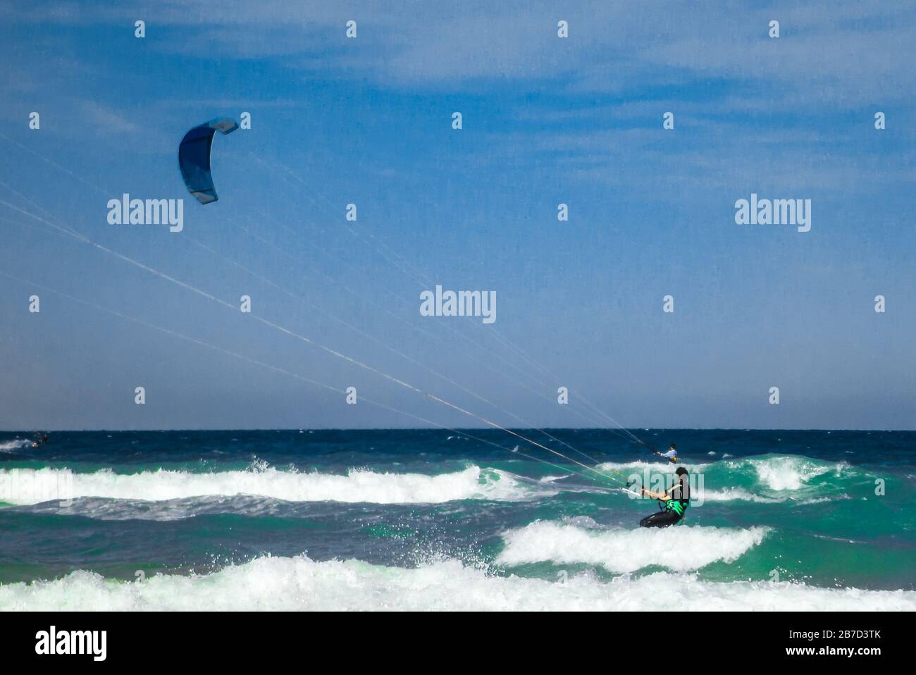 Kite surf in spiaggia con cielo blu Foto Stock