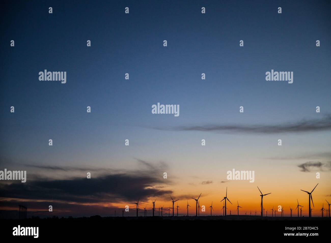 Tramonto paesaggio al campo generatori di vento Foto Stock