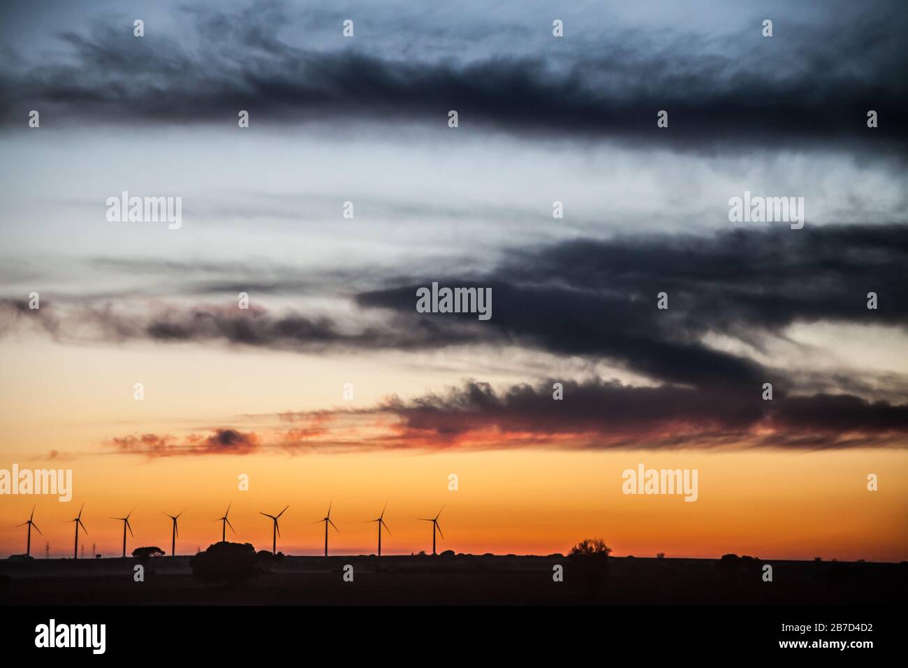 Tramonto paesaggio al campo generatori di vento con cielo blu e arancione Foto Stock