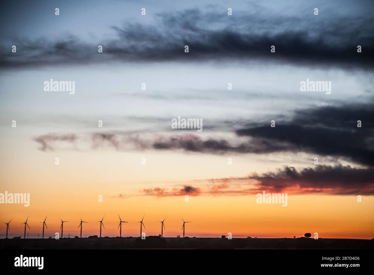 Tramonto paesaggio al campo generatori di vento Foto Stock