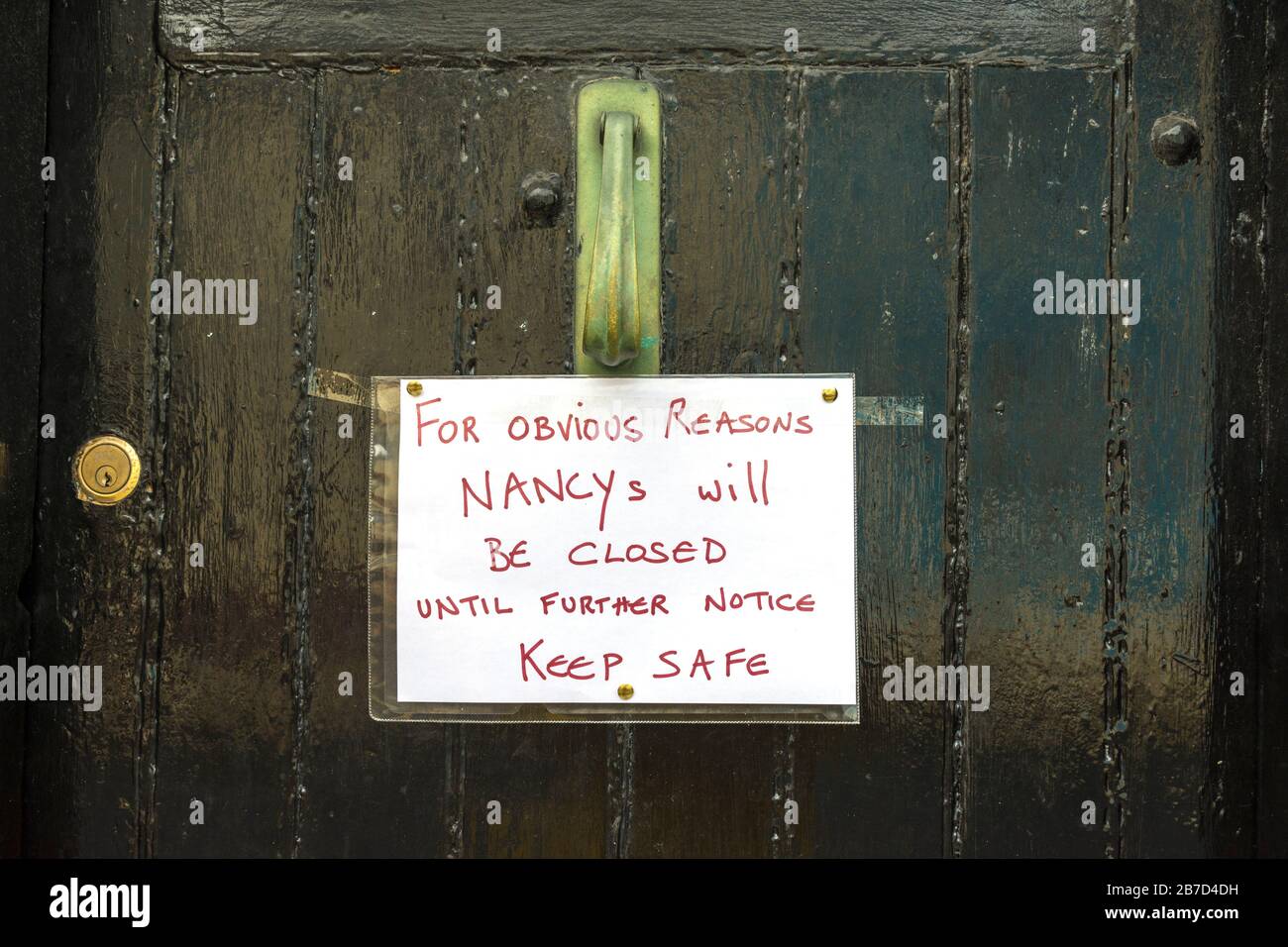 Ardara, Contea di Donegal, Irlanda. 15 marzo 2020. L'iconico Nancy's Bar è chiuso a causa di Coronavirus, Covid-19, nel villaggio nord-ovest. La chiusura fino a nuovo avviso è stata fatta volontariamente dal titolare. L'immagine mostra un cartello scritto a mano sullo sportello anteriore della barra. Foto Stock