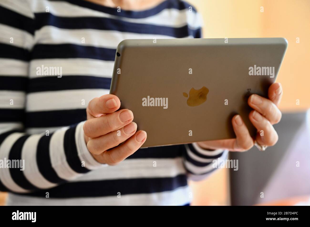 Primo piano di una donna anziana con un tablet digitale Apple iPad. Foto Stock