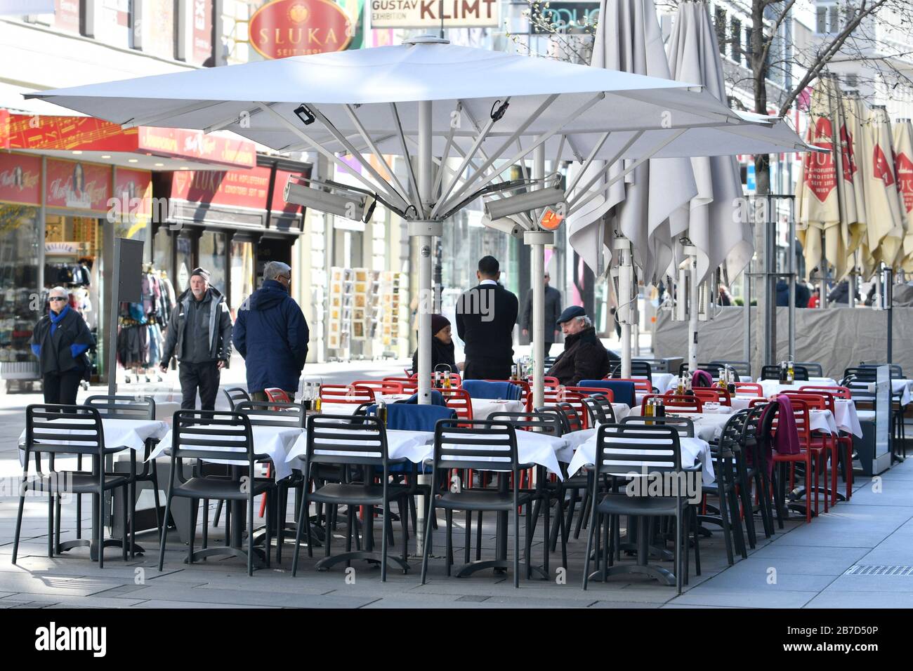 Vienna, Austria. 15 Mar 2020. Il governo austriaco limiterà la ristorazione e la vendita al dettaglio a partire da lunedì. Chiudere i negozi che non sono necessari per la fornitura. Negozi di alimentari, farmacie, banche, tabacchi, distributori di benzina e altri negozi rimangono aperti. Locali vuoti o già chiusi secondo la restrizione di uscita decisa oggi dal governo. Credit: Franz Perc / Alamy Live News Foto Stock
