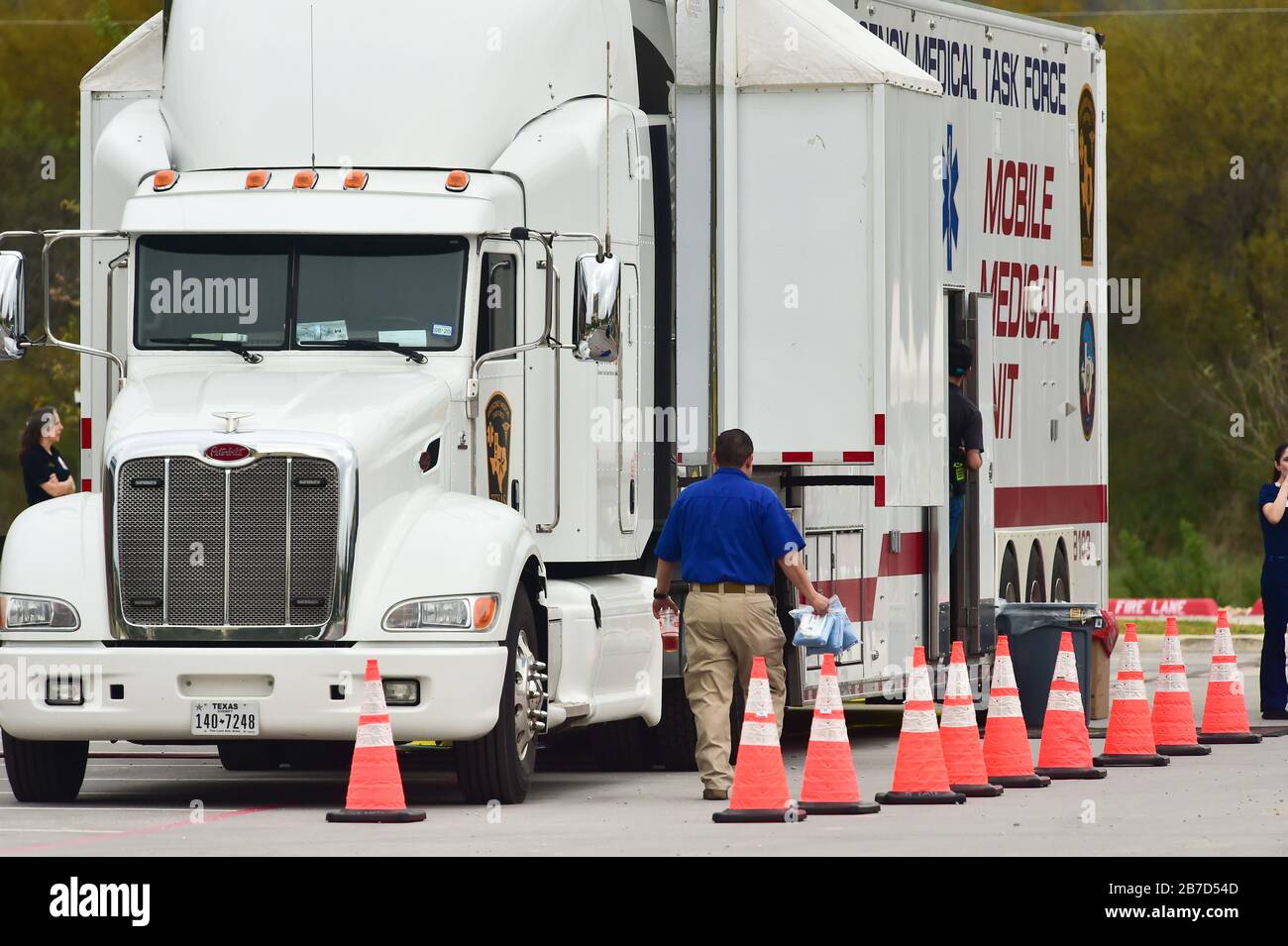 Un tecnico medico si prepara presso il centro di test Drive-Thru Coronavirus Covid 19 per i soccorritori del Texas Medical Center di San Antonio. Foto Stock