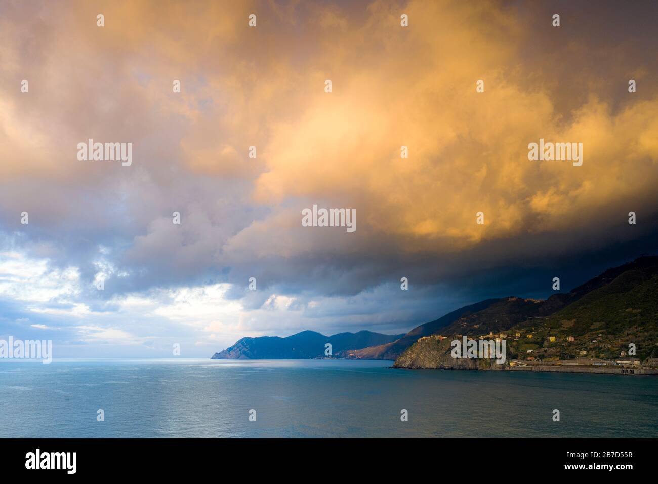 Cielo nuvoloso all'alba sul Parco Nazionale delle cinque Terre, provincia la Spezia, Liguria, Italia Foto Stock