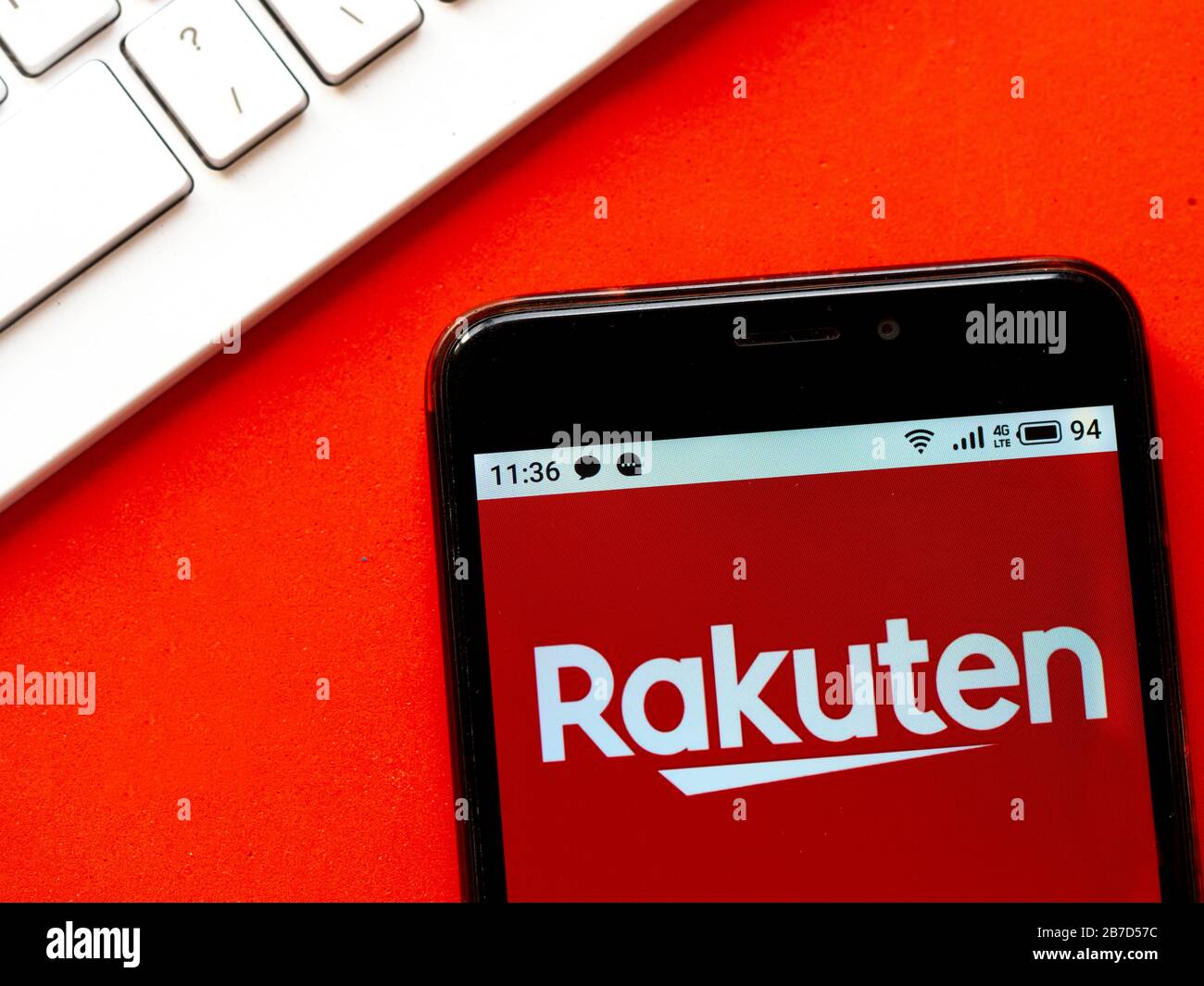 In questa illustrazione fotografica viene visualizzato il logo Rakuten visualizzato sullo smartphone. Foto Stock