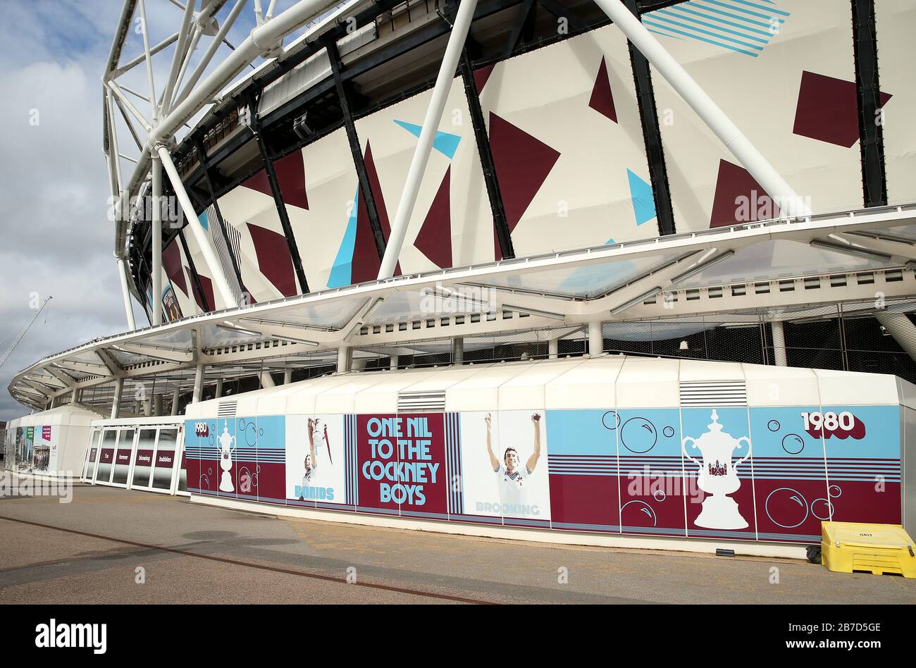 Una vista al di fuori del London Stadium, sede del West Ham United Football Club, dopo l'annuncio del venerdì che la Premier League ha sospeso tutte le partite fino a sabato 4 aprile 2020. Foto Stock