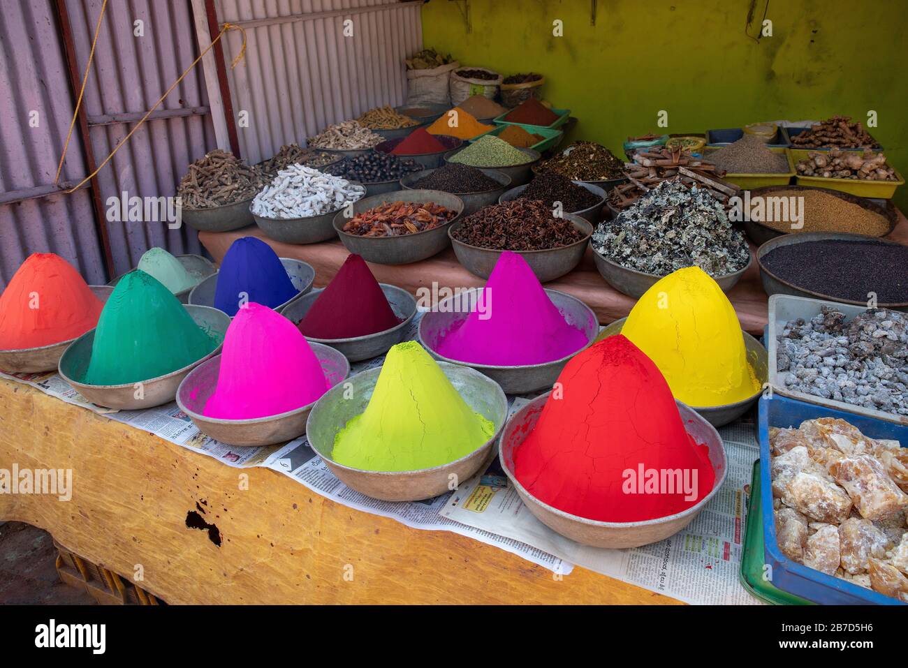 Dipingere di colori diversi e alcuni beni (cannella e ecc) sullo sfondo in un piccolo negozio sulla strada Foto Stock