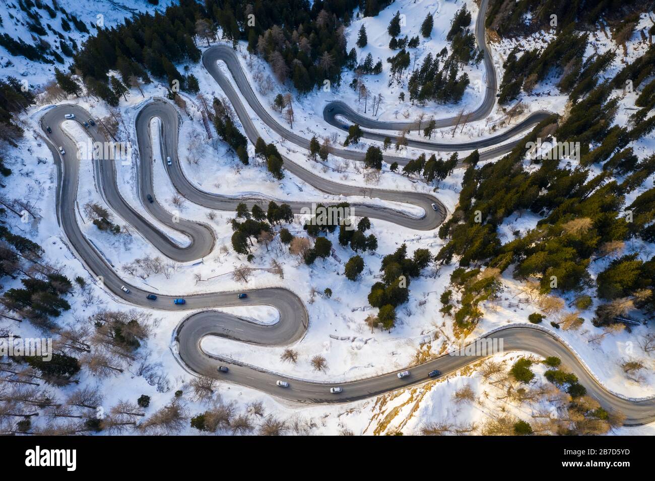 Veduta aerea delle curve del Passo Maloja, Val Bregaglia, cantone di Graubünden, Engadina, Svizzera. Foto Stock