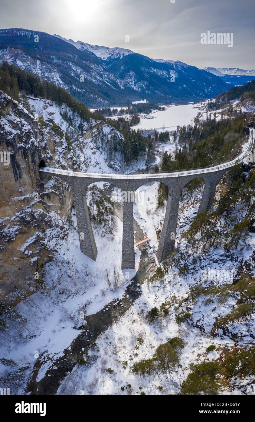 Veduta aerea del famoso Bernina Express passando sopra il Viadotto Landwasser. Filisur, Canton Grigioni, Svizzera, Europa. Foto Stock