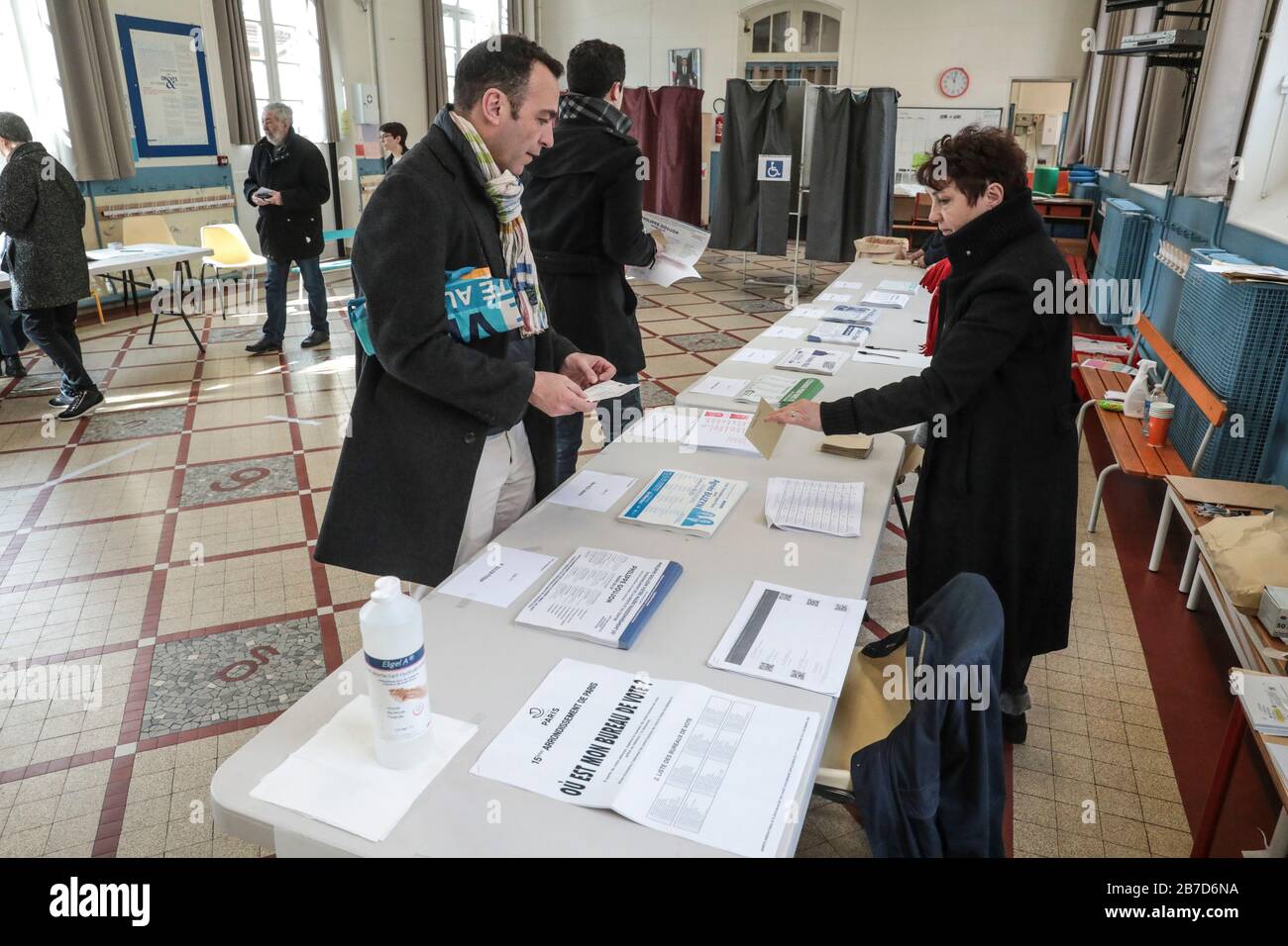 ELEZIONI LOCALI: APERTURA DI SEGGI ELETTORALI A PARIGI Foto Stock
