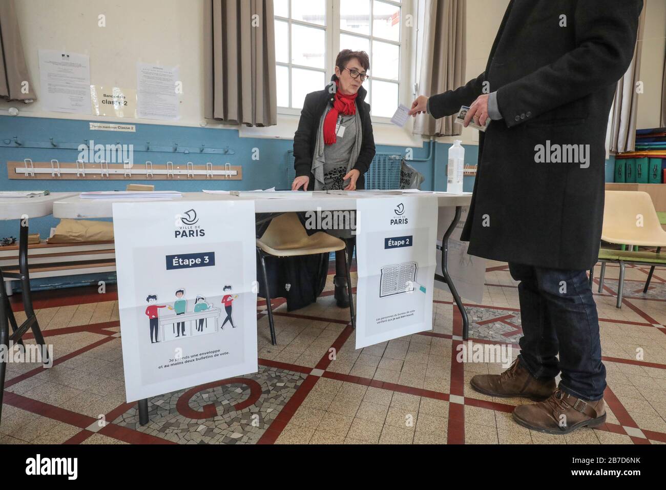 ELEZIONI LOCALI: APERTURA DI SEGGI ELETTORALI A PARIGI Foto Stock