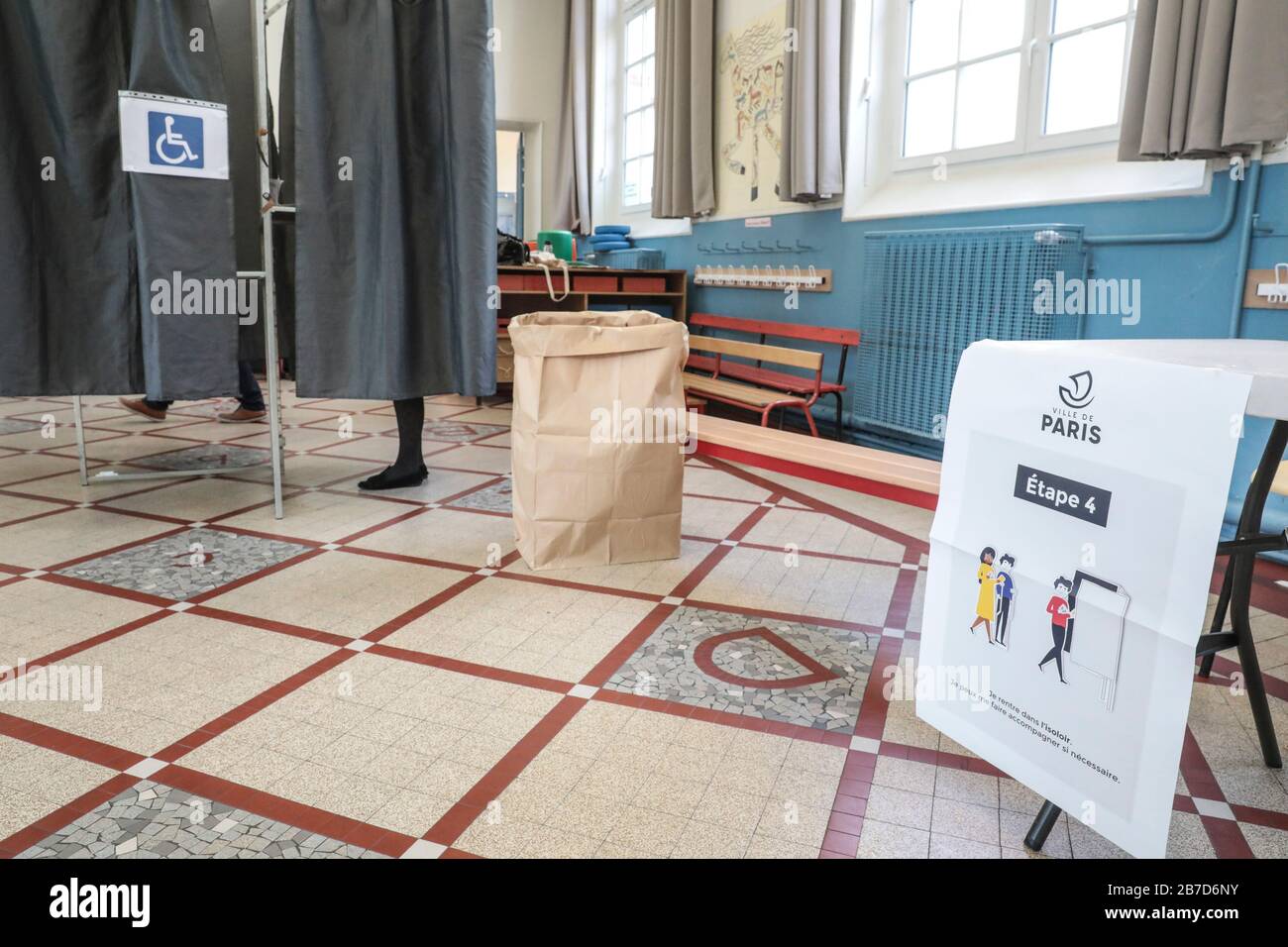 ELEZIONI LOCALI: APERTURA DI SEGGI ELETTORALI A PARIGI Foto Stock