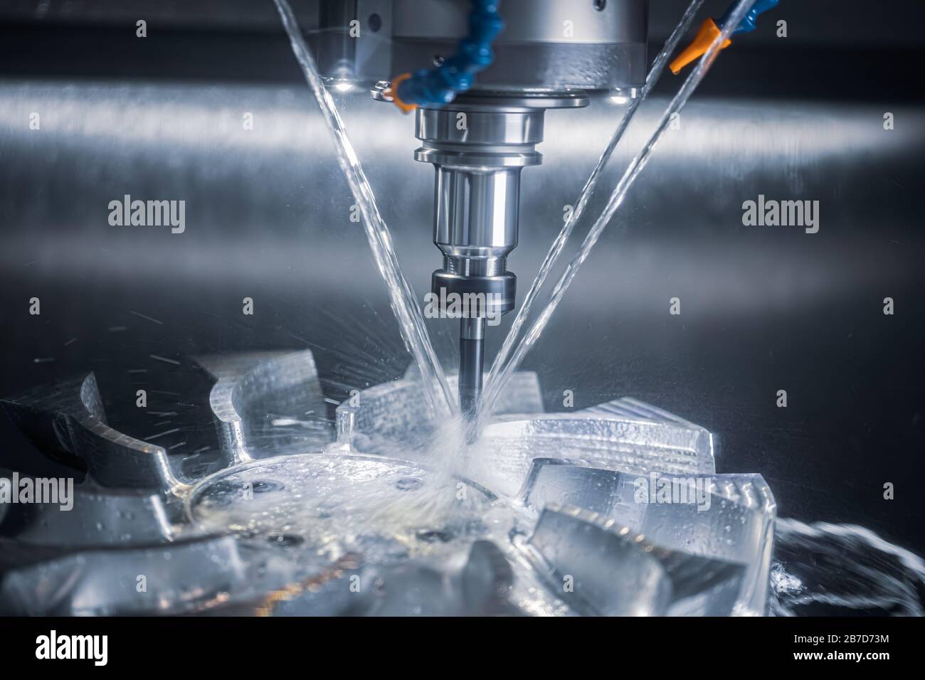 La lavorazione dei metalli Torni a CNC di macchina di fresatura. Il taglio di metallo moderna tecnologia di elaborazione. La macinatura è il processo di lavorazione tramite le unità di taglio rotanti per rimuovere Foto Stock