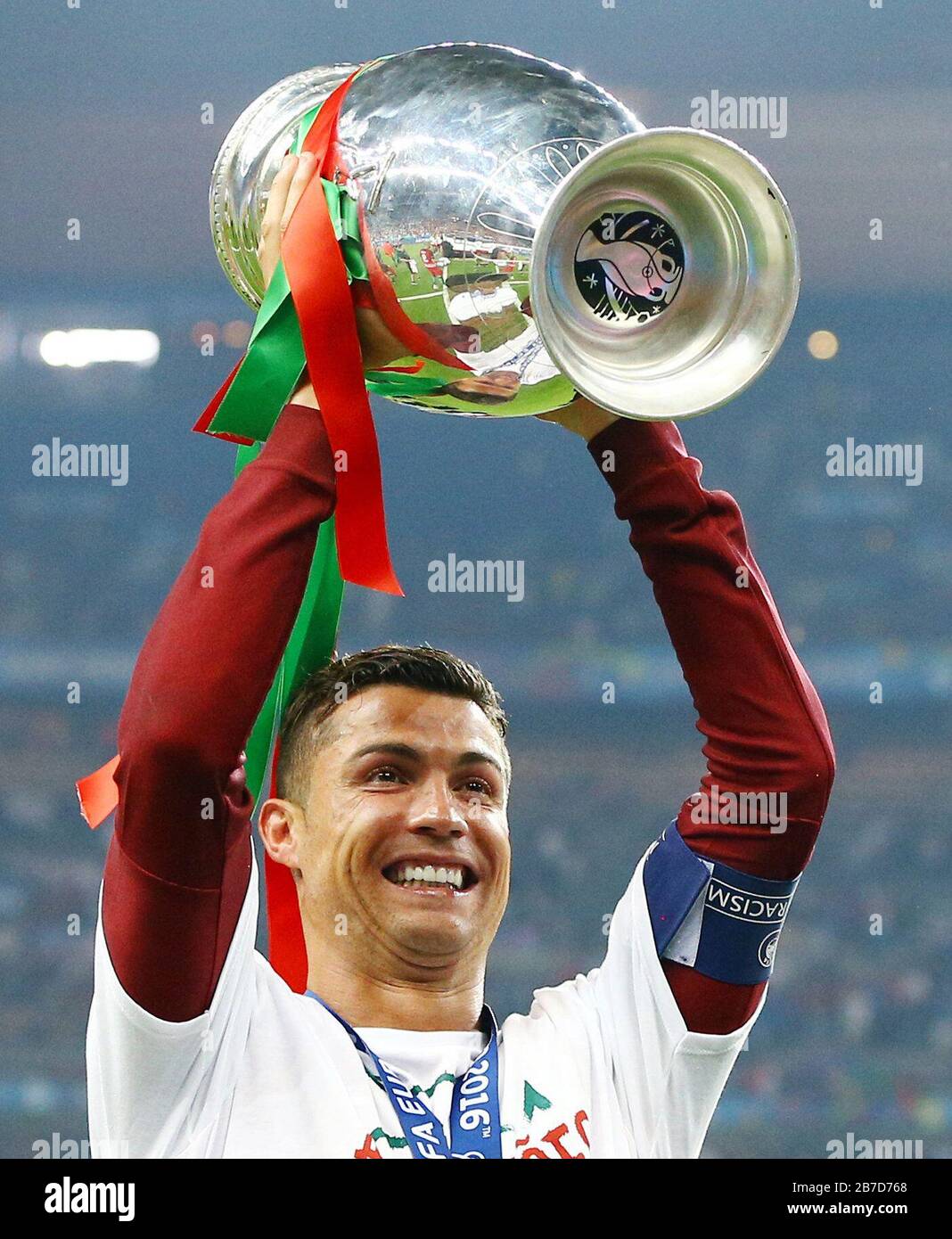 Parigi, Frankreich. 2016 luglio 10.07.2016. Primo: 51 M51, Match 2016, Fuvuball, International, EM 2016, UEFA, EURO 2016, Campionato europeo§, nazionale, finale, finale por, Portogallo - fra, Francia 1: 0 NV Cristiano RONALDO, por con EM-Pokal, Trophv   e, | utilizzo mondiale Credit: DPA/Alamy Live News Foto Stock