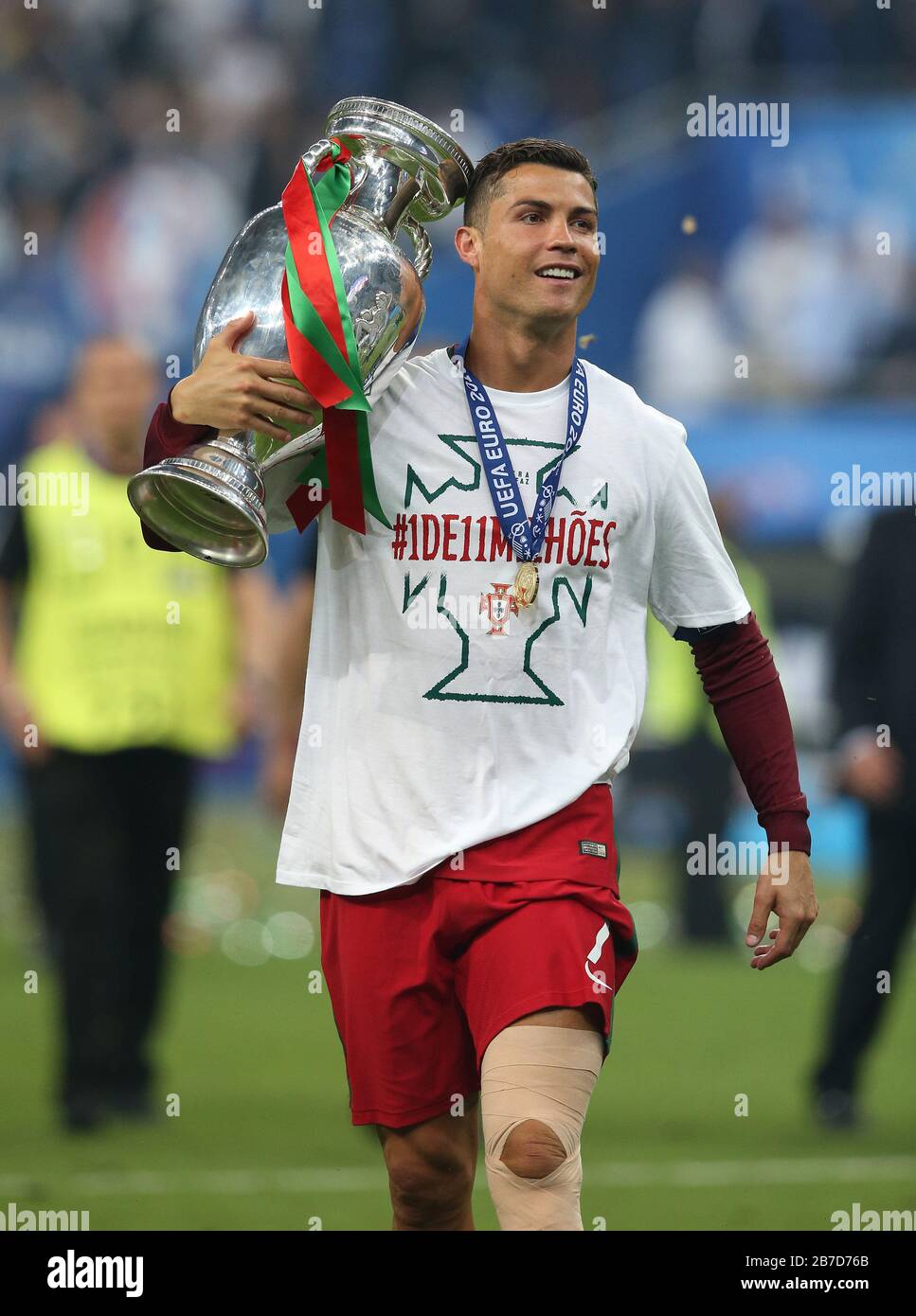 Parigi, Frankreich. 2016 luglio 10.07.2016. Primo: 51 M51, Match 2016, Fuvuball, International, European Championship 2016, UEFA, EURO 2016, European Championship  , National team, finale, finale por, Portogallo - fra, Francia European Cup, trofei, giubilo, gesto, gesto, europeo Cup, por Cristiano Ronaldo | utilizzo Worldwide Credit: DPA/Alamy Live News Foto Stock