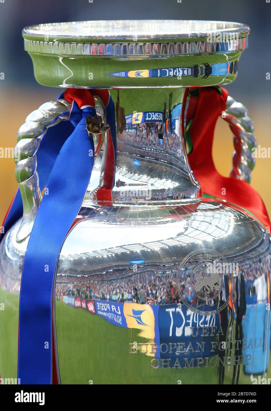 Parigi, Frankreich. Primo: 2016 10.07.2016 M51, Match 51, Fuvuball, International, EM 2016, UEFA, EURO 2016, Campionato europeo 2016, Nazionale, finale, finale por, Portogallo - fra, Francia 1: 0 (NV) EM Cup, insetto, Moth, Mirroring | utilizzo nel mondo Credit: DPA/Alamy Live News Foto Stock