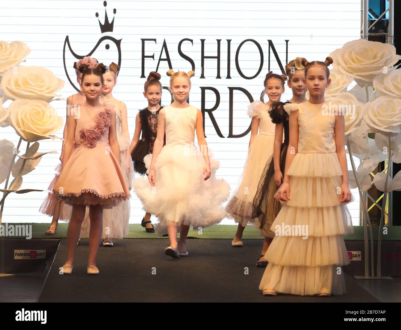 Minsk, Bielorussia. 15 Mar 2020. I bambini presentano le creazioni durante l'evento Primavera Fashion Day 2020 a Minsk, Bielorussia, 15 marzo 2020. Credit: Henadz Zhinkov/Xinhua/Alamy Live News Foto Stock