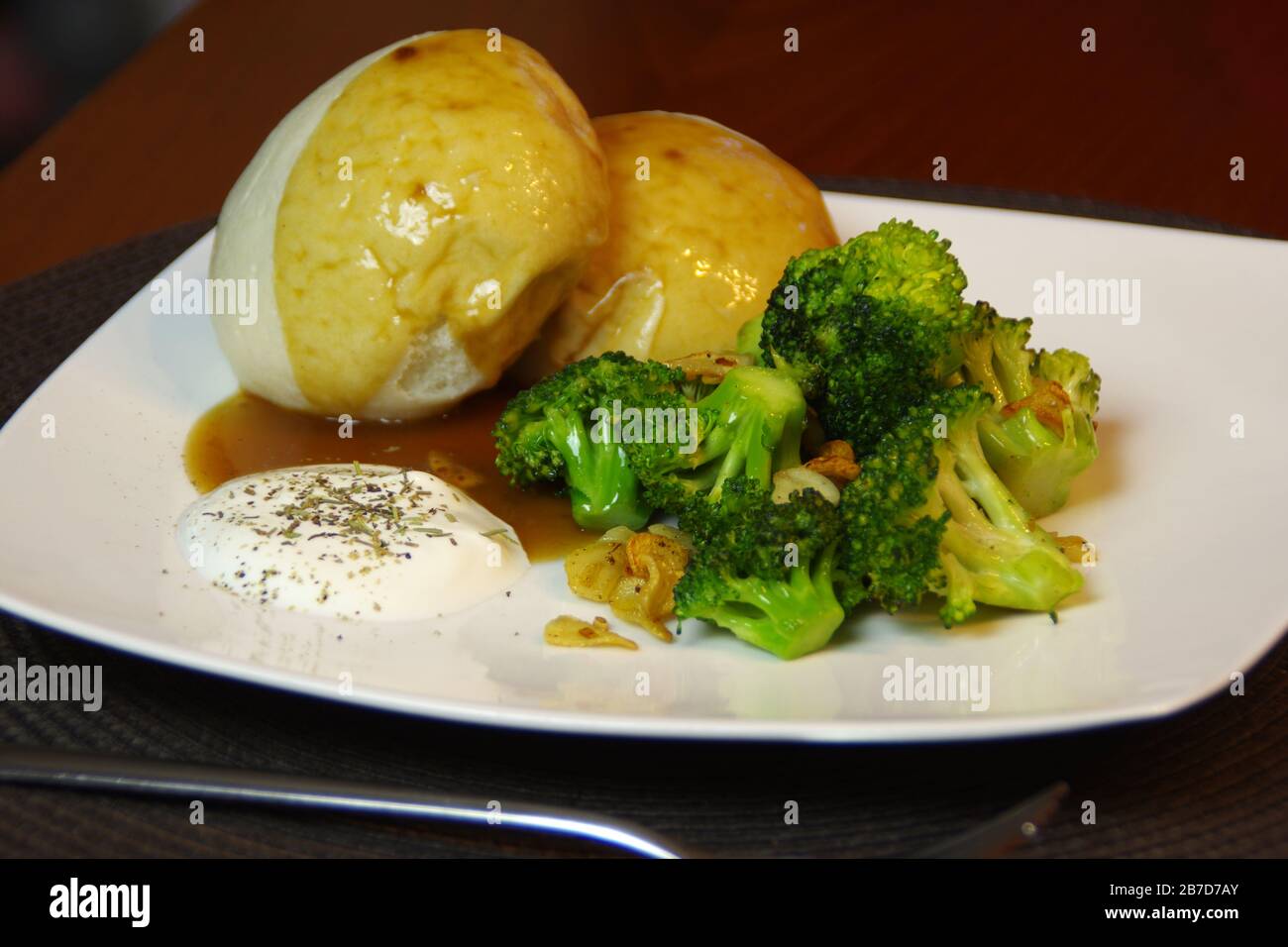 Aglio alla griglia con broccoli verdi. Piatto vegetariano su un piatto. Foto Stock