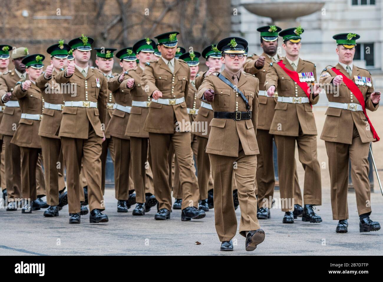 Londra, Regno Unito. 15 Mar 2020. In marcia dal memoriale delle Guardie nella Parata delle Guardie a Cavallo - la Parata annuale della Giornata delle Guardie Irlandesi a Wellington Barracks, Londopn. Per tradizione i soldati sono stati emessi con Shamrocks fresco - oggi da Lady Carleton-Smith, moglie del Capo Di Stato Maggiore generale, il generale Sir Mark Carleton-Smith. La parata fu guidata dalla Band of the Irish Guards e comprendeva membri del 1° Battaglione Irish Guards, D Coy London Irish Fucili, London Regiment, e ufficiali in pensione e soldati di entrambi i reggimenti. Credit: Guy Bell/Alamy Live News Foto Stock
