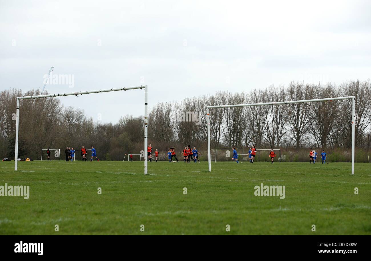 Una partita di football femminile su Hackney Marshes a Londra dopo l'annuncio di venerdì che la Premier League ha sospeso tutte le partite fino a sabato 4 aprile 2020. Foto Stock