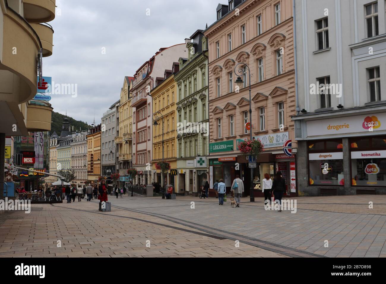 Belle strade e architettura nel Karlovy Vary, una città termale nella Boemia occidentale nella Repubblica Ceca Foto Stock