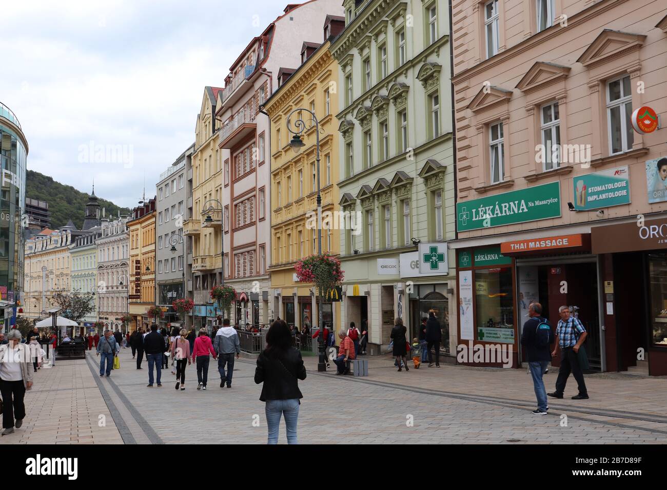 Belle strade e architettura nel Karlovy Vary, una città termale nella Boemia occidentale nella Repubblica Ceca Foto Stock