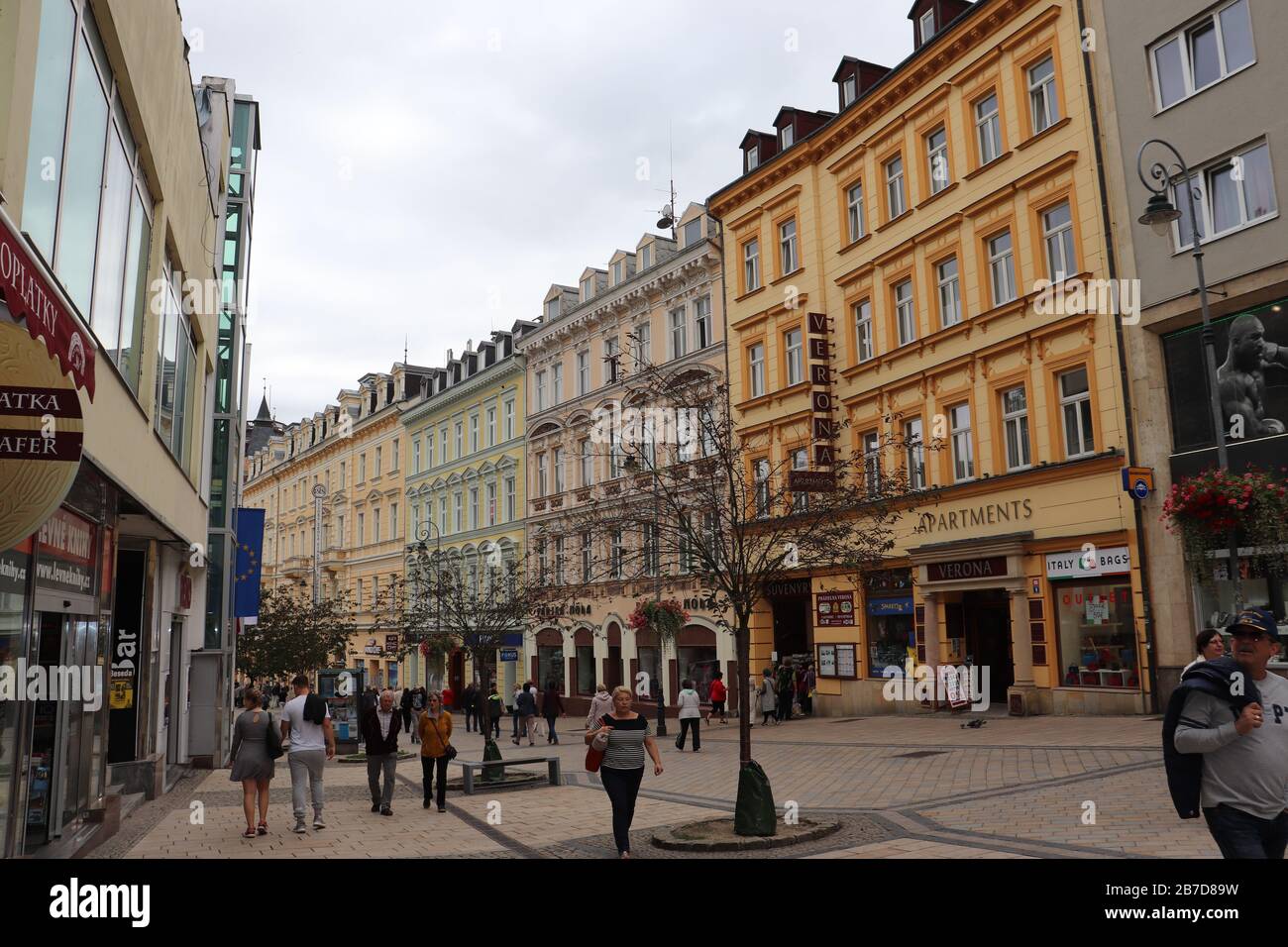 Belle strade e architettura nel Karlovy Vary, una città termale nella Boemia occidentale nella Repubblica Ceca Foto Stock