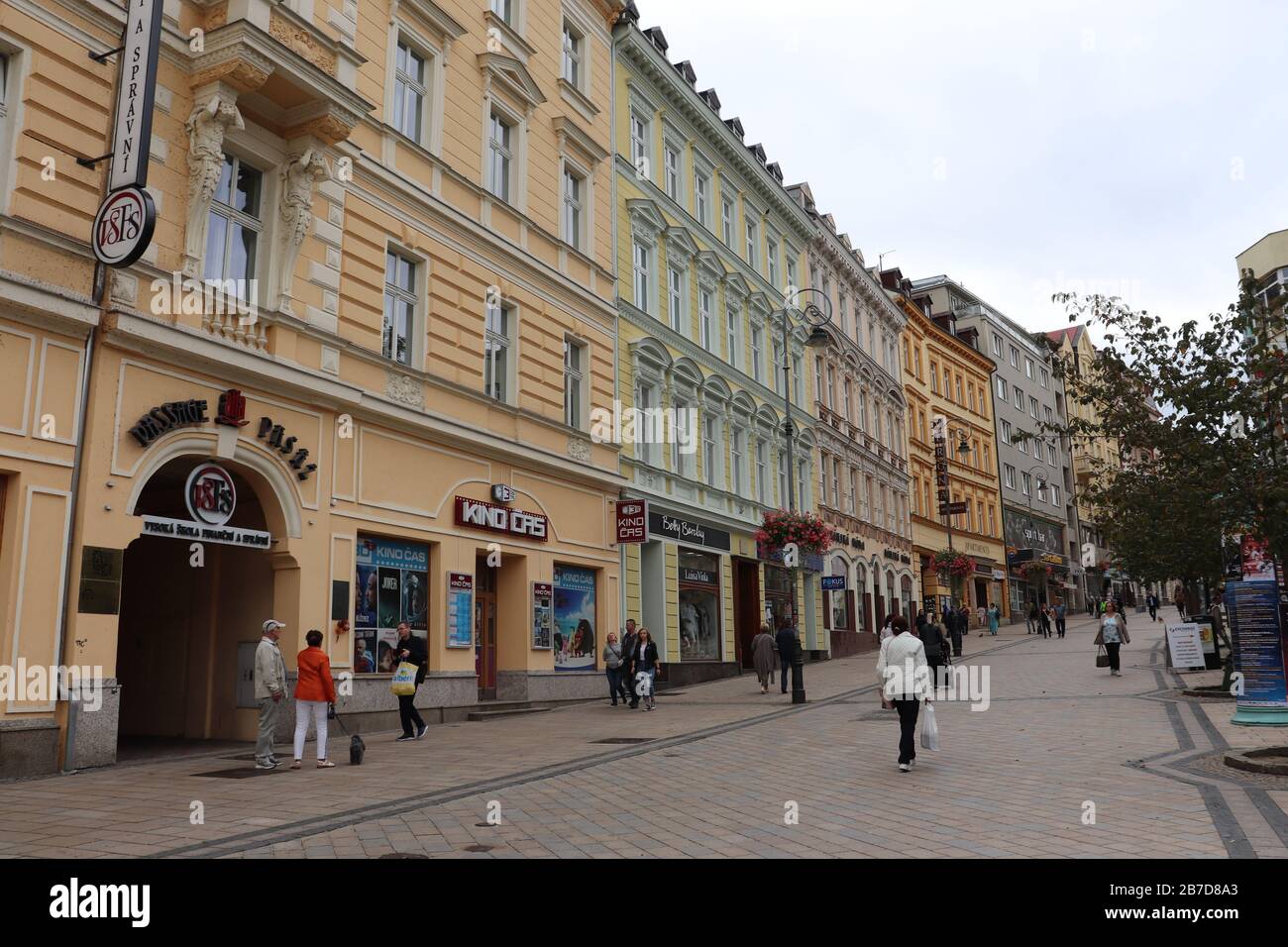 Belle strade e architettura nel Karlovy Vary, una città termale nella Boemia occidentale nella Repubblica Ceca Foto Stock
