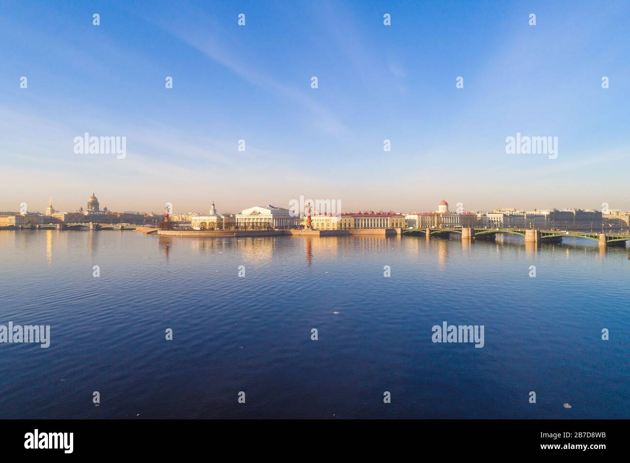 Panorama della freccia dell'isola di Vasilievsky in una mattinata di aprile (sparando da un quadricottero). San Pietroburgo, Russia Foto Stock