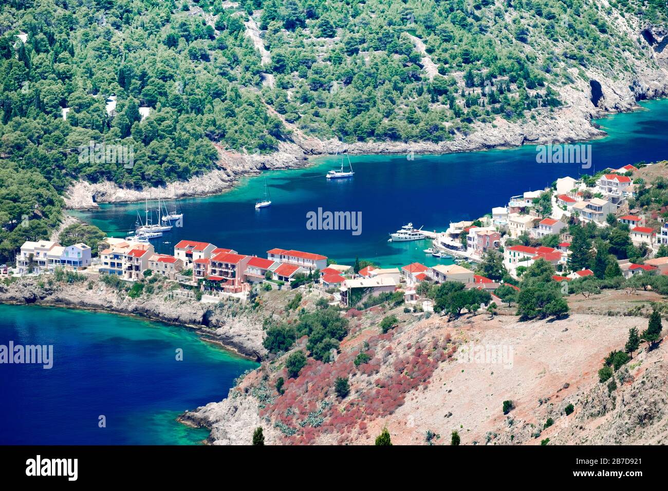 Veduta aerea del colorato villaggio di Asos sull'isola di Cefalonia. Grecia. Destinazione popolare sul Mar Ionio per le vacanze. Porto mediterraneo per il collegamento Foto Stock
