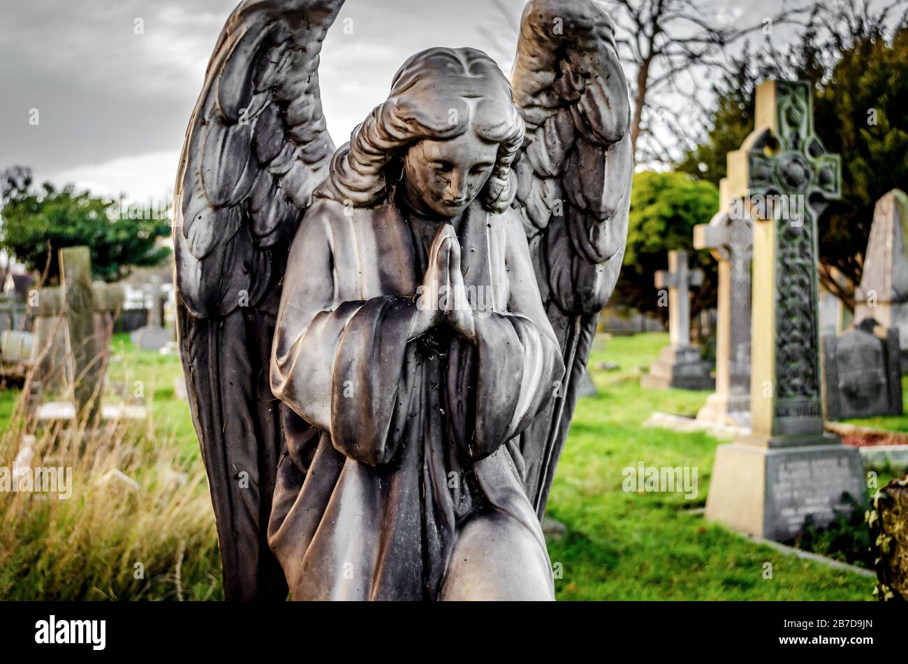 Lapide di un Angelo che prega presso il cimitero della chiesa di San Nicola a Chislehurst Foto Stock