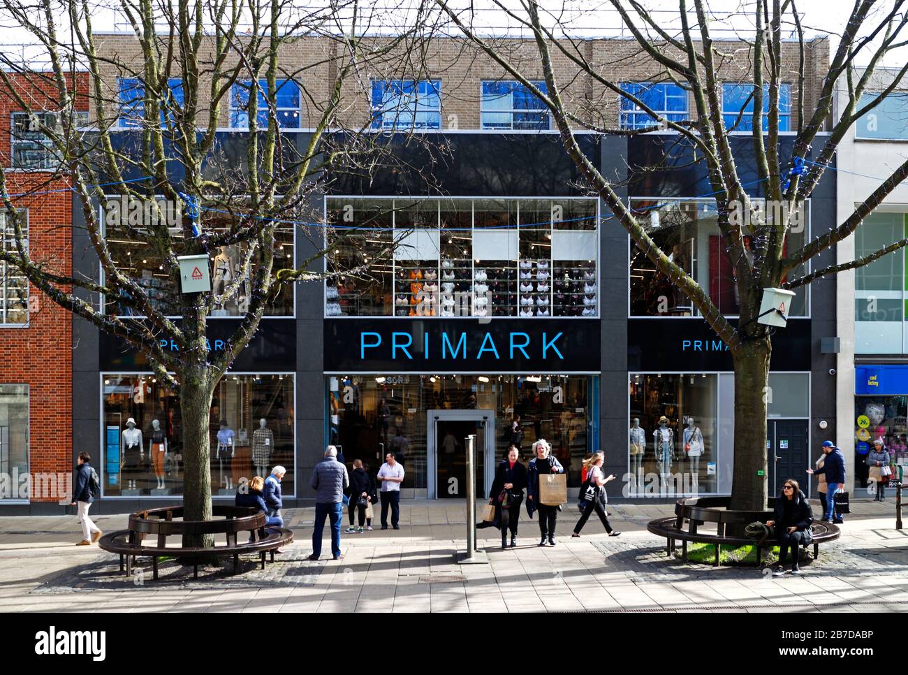 Una vista del moderno negozio di fronte al negozio Primark a Gentlemans Walk nel centro della città di Norwich, Norfolk, Inghilterra, Regno Unito, Europa. Foto Stock