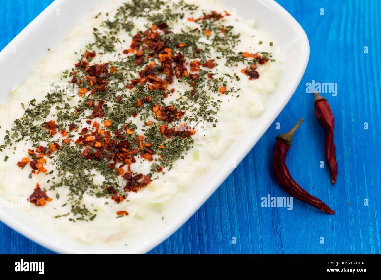Insalata con yogurt, patate e cetrioli Foto Stock