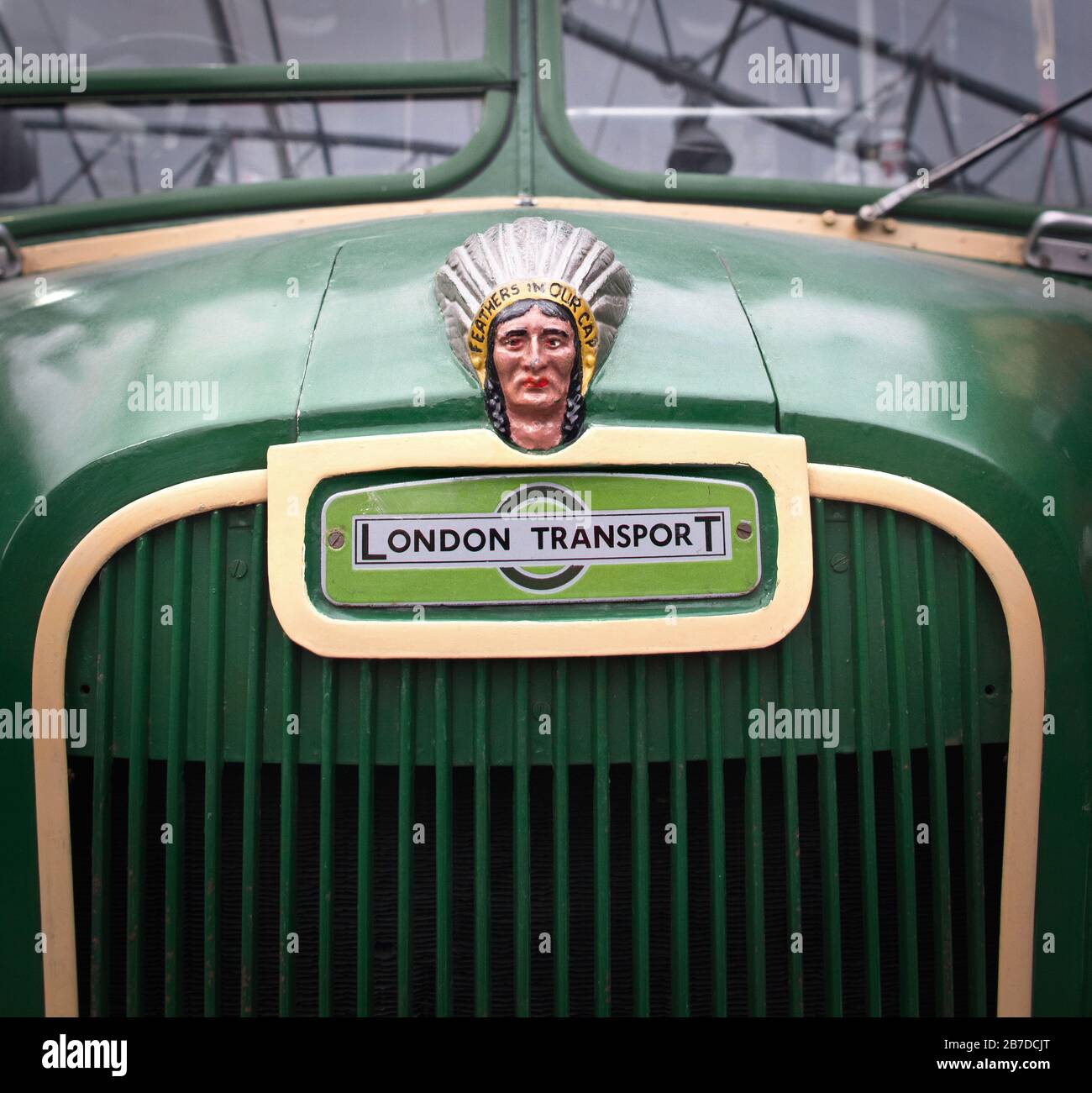 Logo dei trasporti di Londra al Brooklands London Bus Museum di Weybridge, Regno Unito, che ospita la più grande collezione di autobus storici di Londra del mondo. Foto Stock