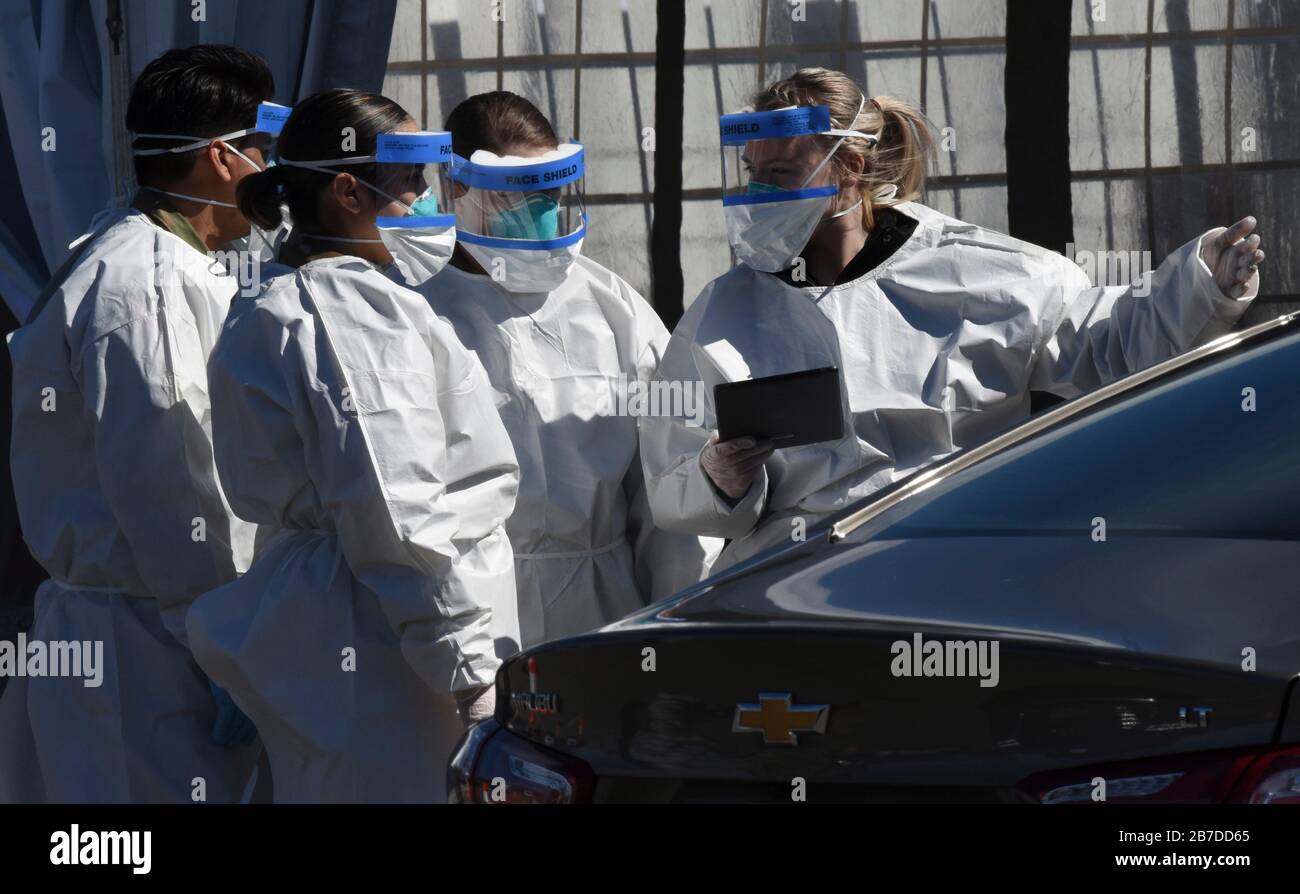 New Rochelle, Stati Uniti. 14 Marzo 2020. I membri della Guardia Nazionale degli Stati Uniti sono informati da un New York state Department of Health Administrators sui protocolli di sicurezza dopo essere stati chiamati ad assistere nella lotta contro il COVID-19, lo scoppio del coronavirus 14 marzo 2020 a New Rochelle, New York. Crediti: Sean Madden/Planetpix/Alamy Live News Crediti: Planetpix/Alamy Live News Foto Stock