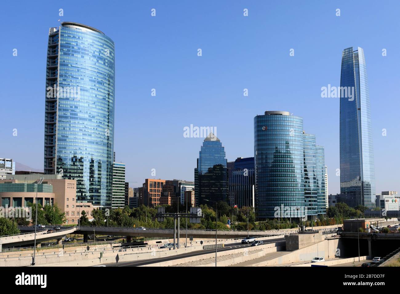 Vista Degli Edifici Di Uffici Nel Parco Titanium, Av Costanera Sur 2782, Las Condes, Región Metropolitana, Santiago, Cile Foto Stock