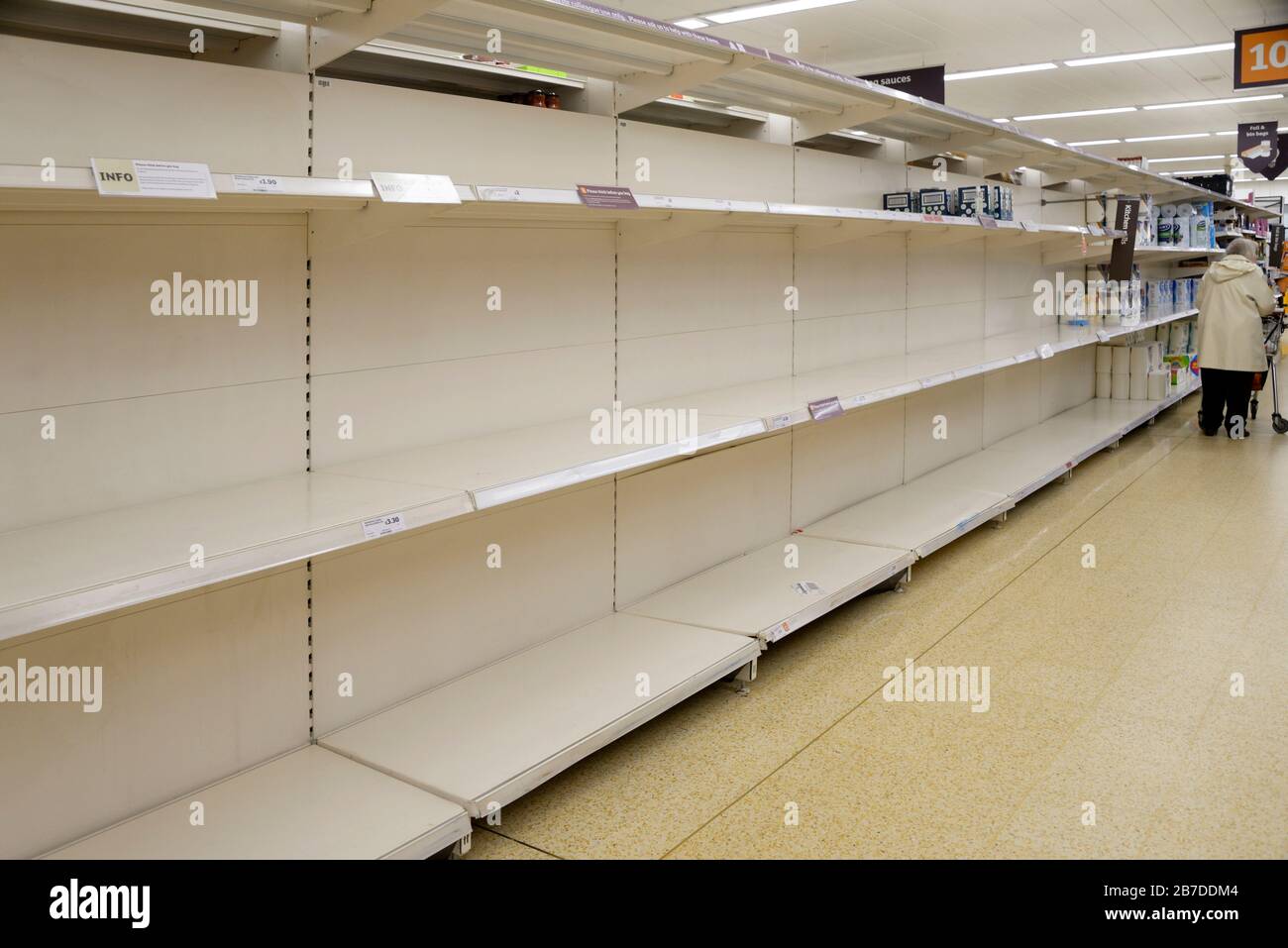 Scaffali di carta igienica vuoti, in Supermarket Foto Stock