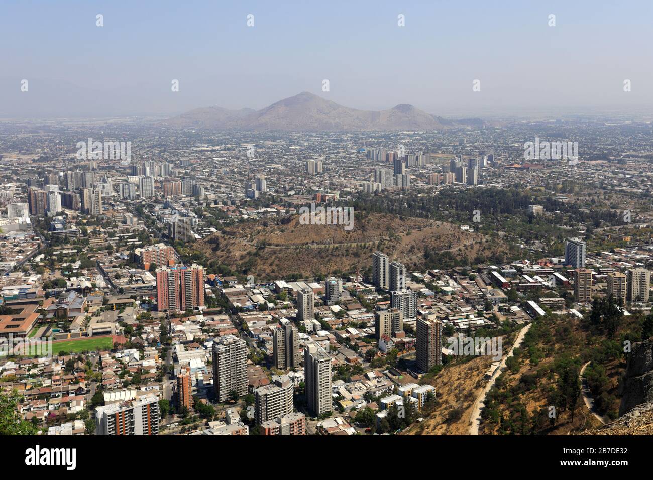 Il Punto Panoramico Bellavista Terrace Che Si Affaccia Sulla Città Di Santiago Da Cerro San Cristóbal, Cile. Foto Stock