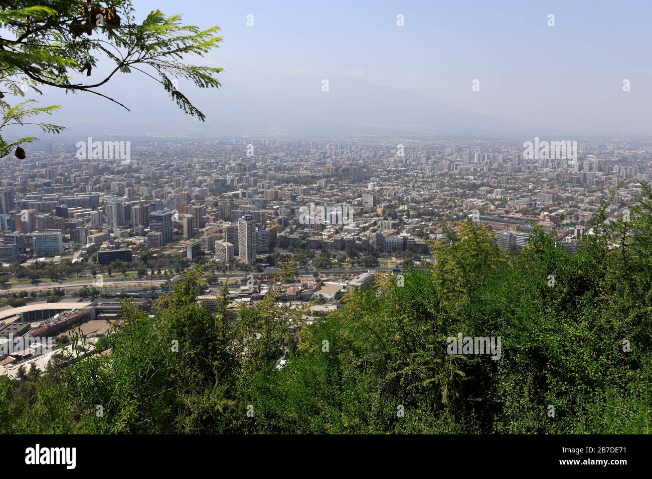 Il Punto Panoramico Bellavista Terrace Che Si Affaccia Sulla Città Di Santiago Da Cerro San Cristóbal, Cile. Foto Stock
