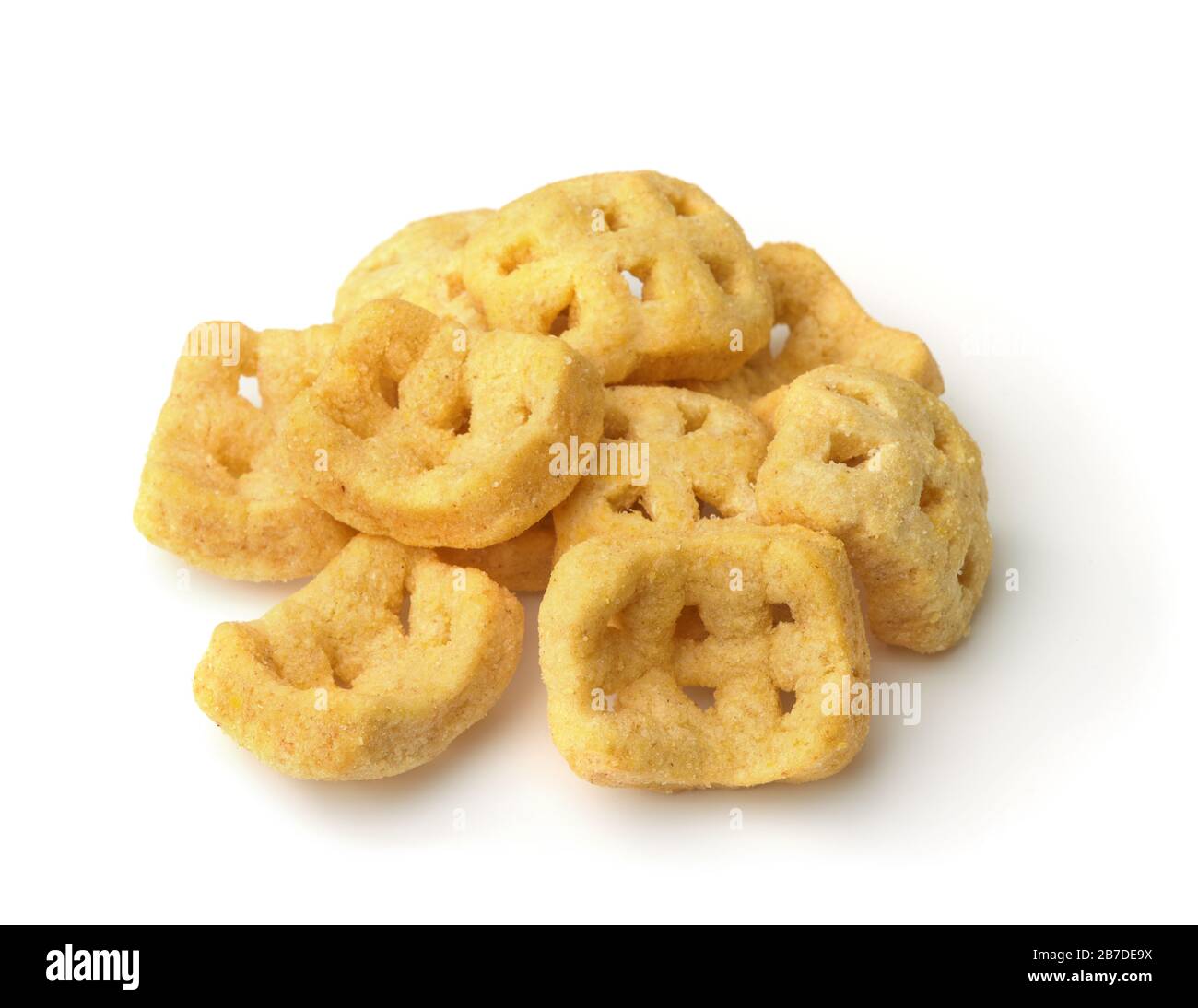 Mucchio di snack di patate soffrigate isolato su bianco Foto Stock