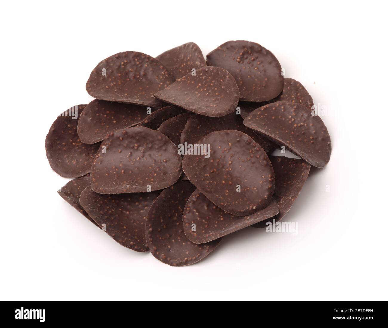 Mucchio di gocce d'onda di cioccolato fondente croccanti isolate su bianco Foto Stock