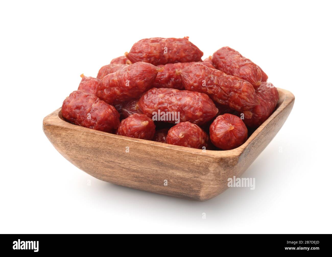 Ciotola in legno di mini salsicce affumicate isolate su bianco Foto Stock