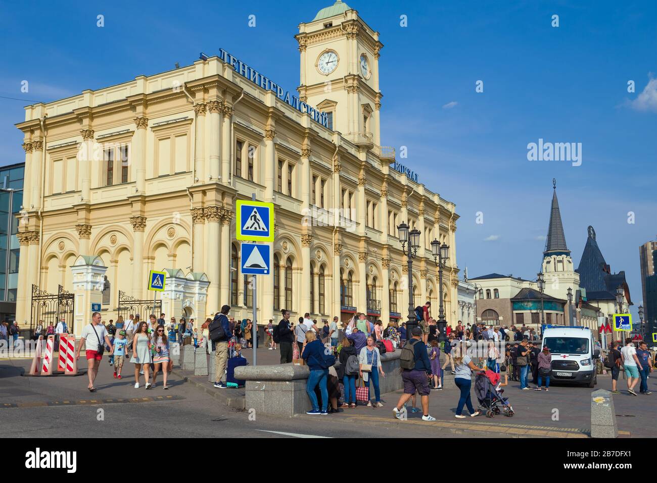MOSCA, RUSSIA - 01 SETTEMBRE 2018: Alla stazione ferroviaria di Leningradsky in una giornata di sole Foto Stock