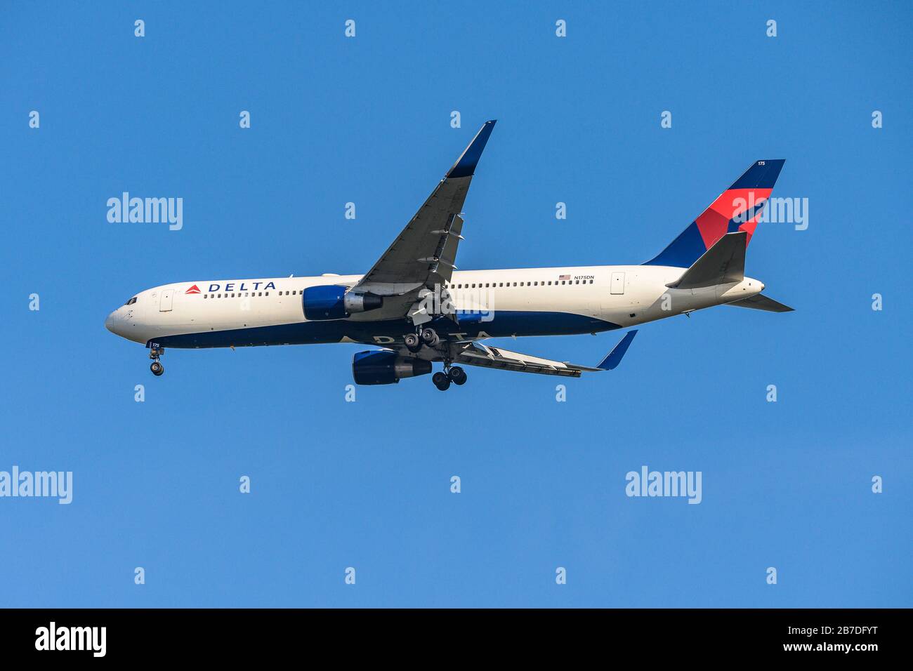 Francoforte, Germania 11.08.2019 USA la Delta Airlines Boeing 767-332 avvicinando all'aeroporto in base a Francoforte per lo sbarco sul cielo blu Foto Stock