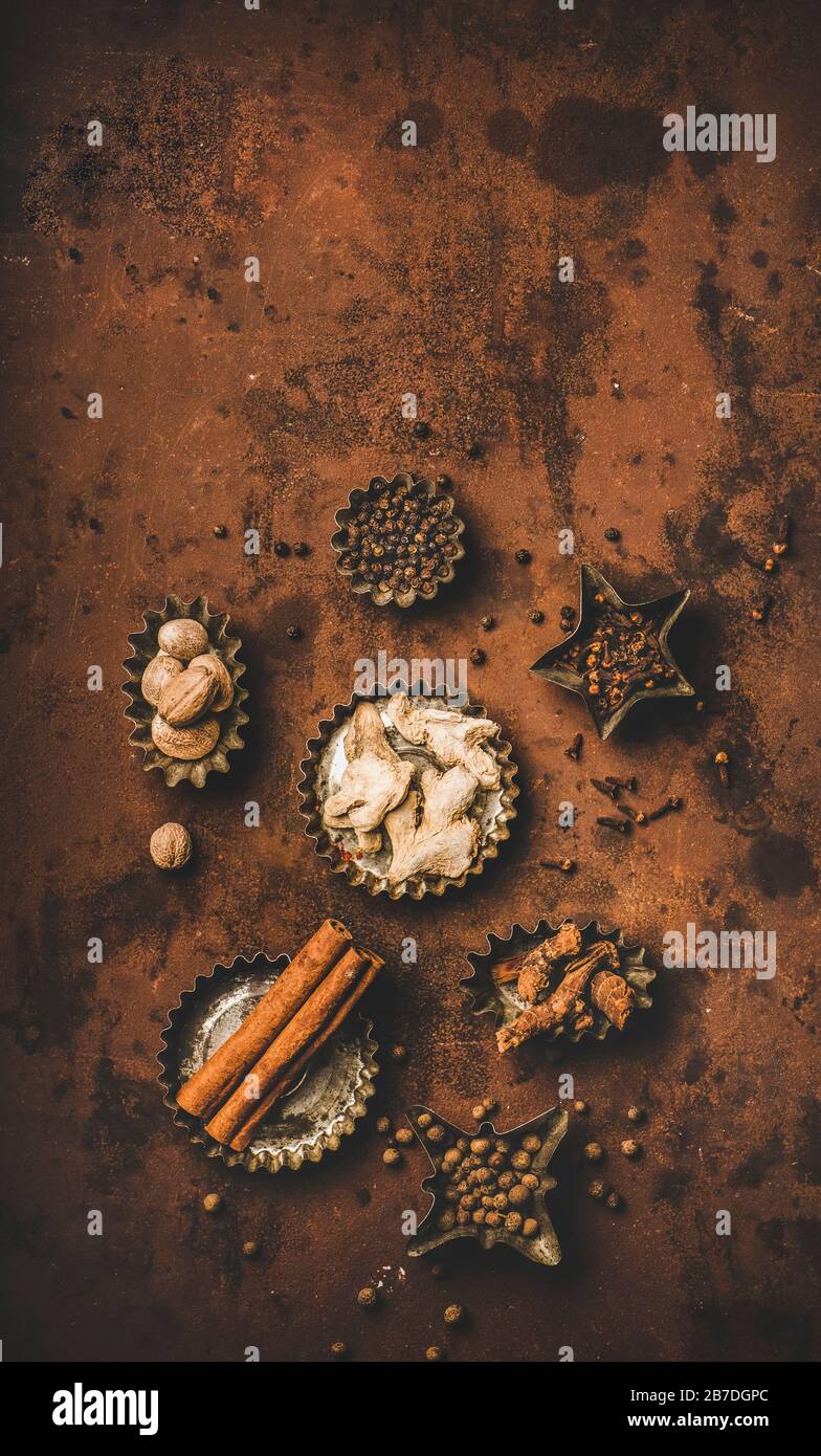 Cucina turca sette spezie Yedi Bahar mix. Piatto di pepe nero, zenzero, chiodi di garofano, noce moscata, cannella, allspezia e radice di alpinia in cuoki di latta d'annata Foto Stock
