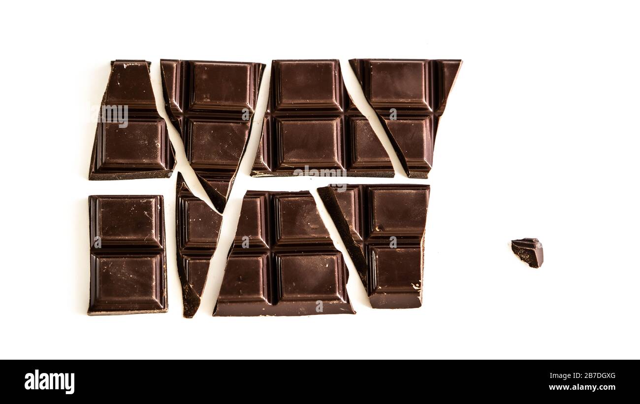 Una grande barra di cioccolato fondente si è schiantata. Concetto: Panetteria, negozi, cioccolato Foto Stock