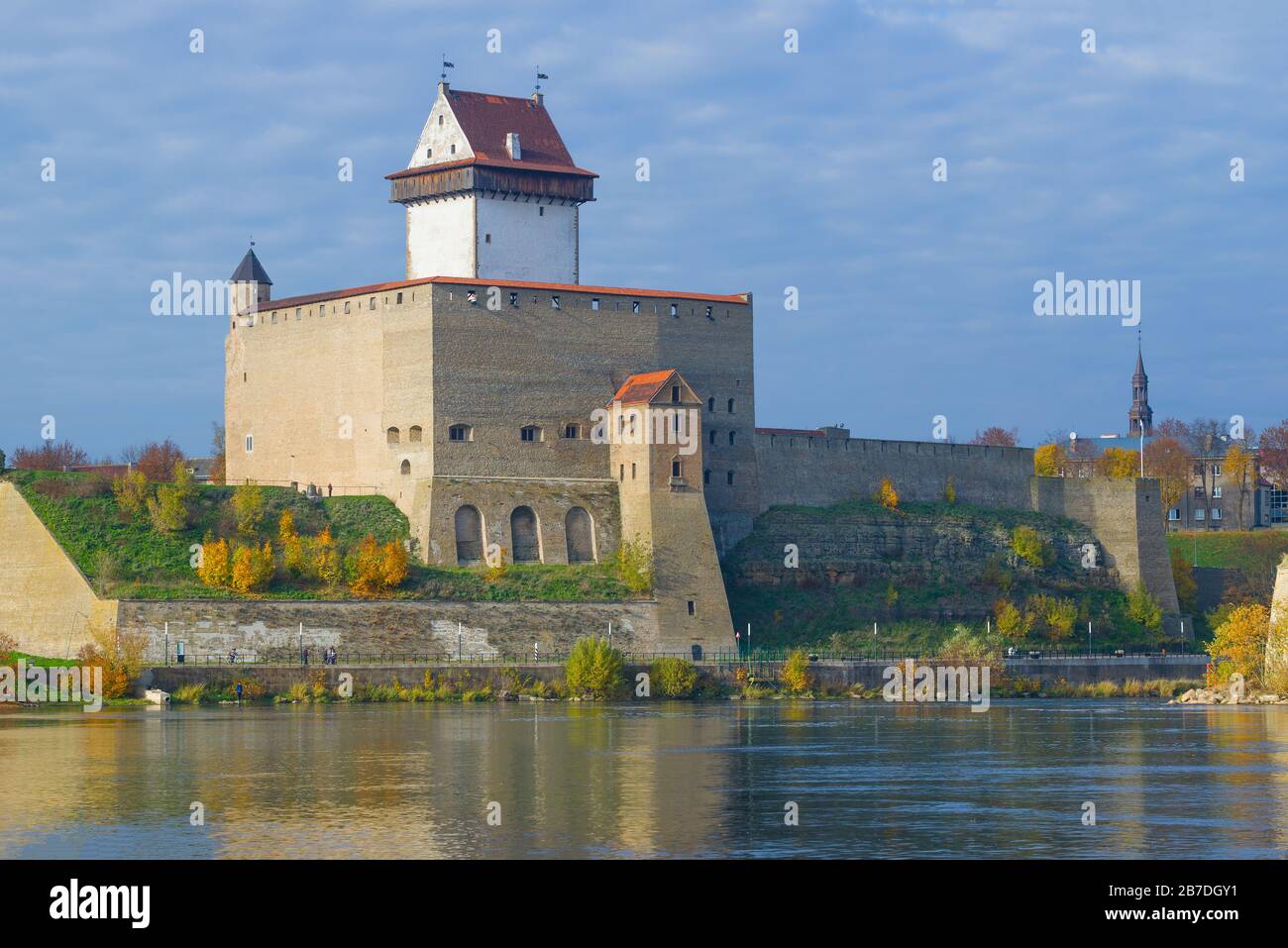 Vista del Castello di Herman in una giornata soleggiata di ottobre. Narva, Estonia Foto Stock