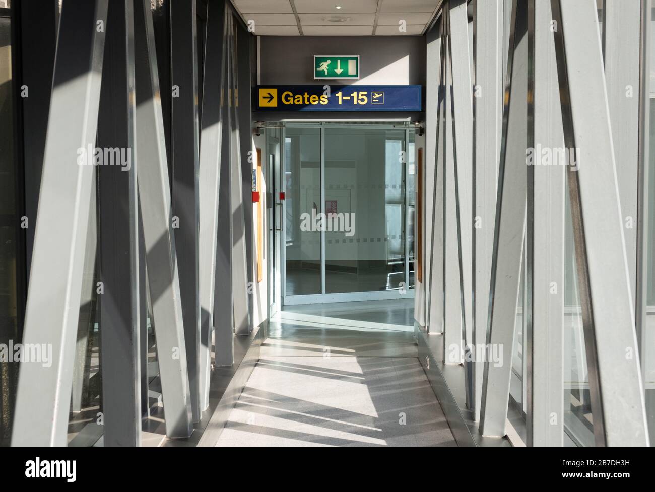 Corridoio dell'aeroporto deserto, nessuno al terminal, corridoio vuoto Foto Stock